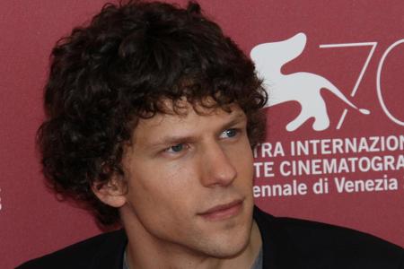 Schauspieler Jesse Eisenberg ist ein echter Katzenfreund und nimmt streunende Katzen bei sich auf. In einem Interview gab er...