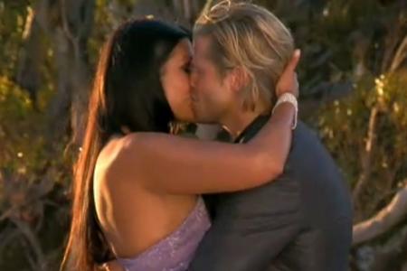 Die beiden küssten und freuten sich.