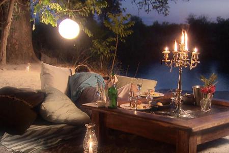 Während ihrer ersten gemeinsamen Nacht fällt der 