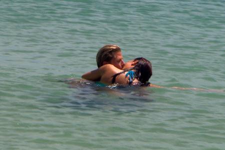 Katja knutscht mit Paul was das Zeug hält.