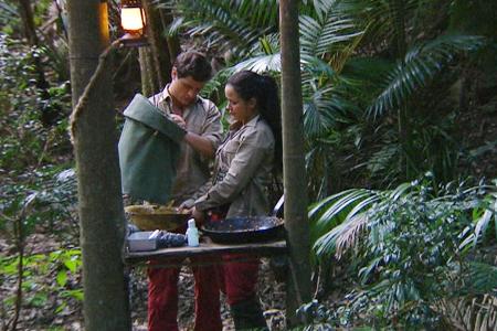 Turteltäubchen Rocco und Kim machen einfach alles zusammen - auch den Abwasch.