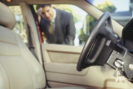 Autoschlüssel im Auto und abgeschlossen