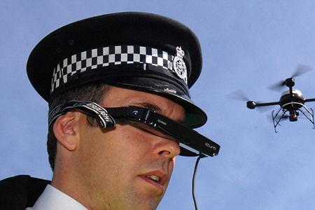 Britische Polizisten setzen bei der Verbrecherbekämpfung auf bereits auf Drohnen.