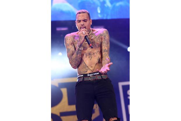 Dass Chris Brown ein Wilder ist, wissen wir ja schon länger. Da verwundert es auch nicht, dass er mit einem Offroad-Motorrad...