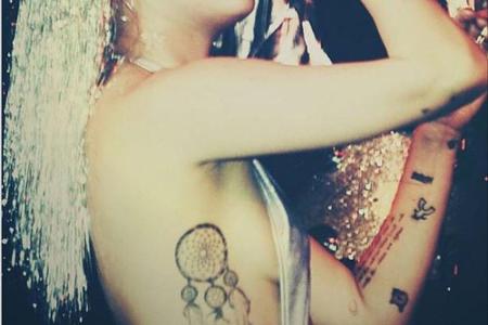 Die Federn des Traumfängers symbolisieren Mileys Geschwister Brandi, Braison, Trace und Noah