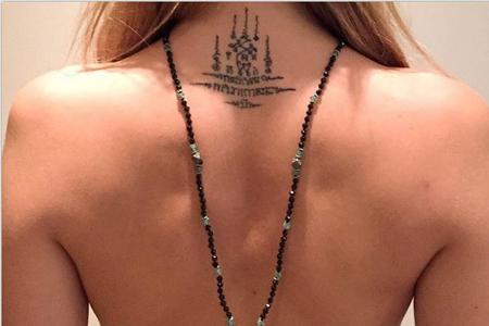 Cara Delevingne trägt auf ihren Fußsohlen die Schriftzüge 