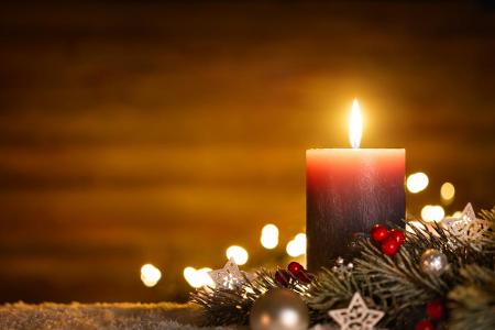 Weihnachten, die schöne Zeit. Glocken klingen weit und breit, Kerzenlicht in jedem Heim - Frieden soll auf Erden sein!