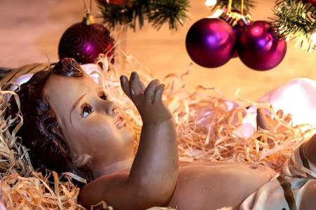 Ich hab' eben das Christkind gesehen. Es stand an der Bar und konnte kaum stehen. Auf Geschenke brauchst du nicht zu hoffen....