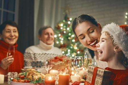 Der Baum verbrannt, Geschenk vergessen, die Gans ist auch schon aufgegessen. Und auf dem Tisch nur blöde Gaben, na dann 'nen...