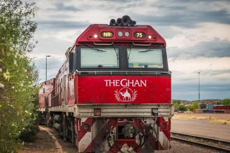 Auch der The Ghan ist ein echter Gigant. Auf seiner 2979 Kilometer langen Reise von Darwin nach Adelaide fährt er nicht nur ...