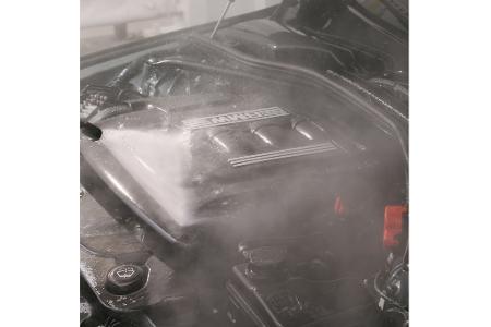 Motordusche: nicht direkt auf das Aggregat zielen, sondern flächig strahlen.