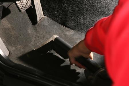 Einfach per Nasssauger Fußraum und Sitze reinigen, danach gut durchtrocknen lassen.