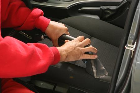 Einen Nasssauger kann man in Drogeriemärkten mieten.