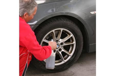 Felgenreiniger aufsprühen, wenn die Felge kalt ist.