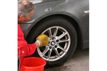In heißem Zustand greift der Reiniger die Schutzschicht der Alu-Felgen an.