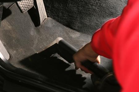 Einfach per Nasssauger Fußraum und Sitze reinigen, danach gut durchtrocknen lassen.