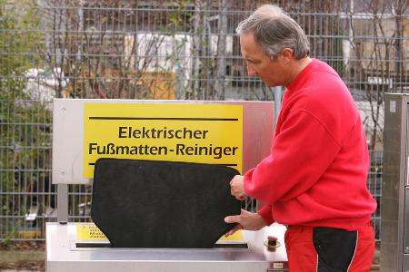 Hilfreich: Fußmattenreiniger an einer Waschstation.