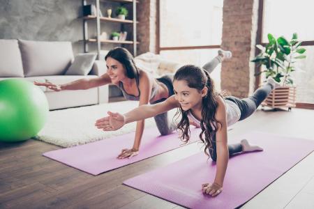 #WirBleibenZuhause So gelingt jedes Homeworkout Partner Kinder