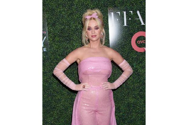 Katy Perry hält es mit einer Schulhofübung, denn sie liebt Seilspringen. Wenn der Sängerin ansonsten mal langweilig im Gym w...