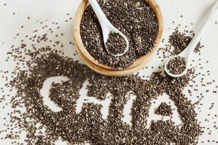 Momentan sehr beliebt: Chiasamen. In den kleinen Samen stecken viele Ballaststoffe und durch das Einweichen in Flüssigkeit v...