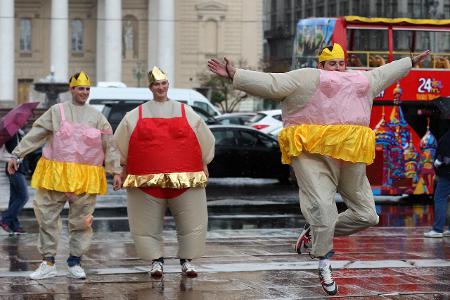 ITAR-TASS MOSCOW, RUSSIA. JUNE 24, 2014. Young people dress...