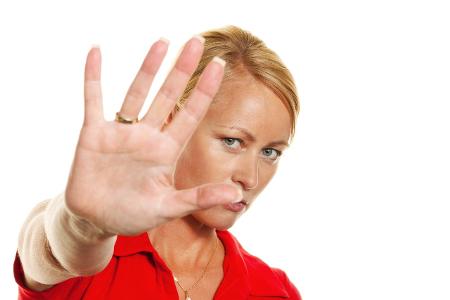 Eine junge Frau h�lt H�nde vor ihr Gesicht. McPBBO McPBBO
...