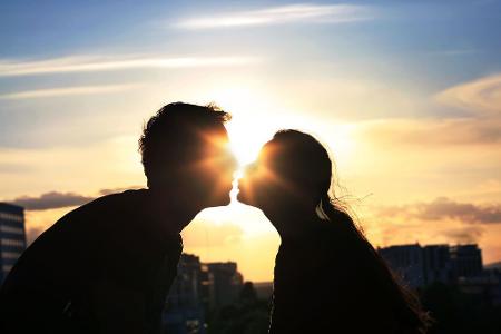 skurril sex gesetz knutschen