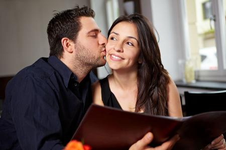 skurril sex gesetz Wangenkuss