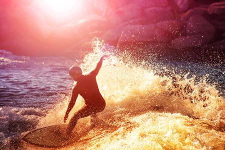 Auch abseits der Meere kann gesurft werden. Auch manche Flüsse bieten eine konstante Welle, zum Beispiel der Eisbach in Münc...