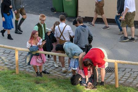 Betrunkene Menschen auf dem Oktoberfest