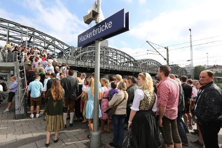 Menschenmassen an der Haltestelle Hackerbrücke in München