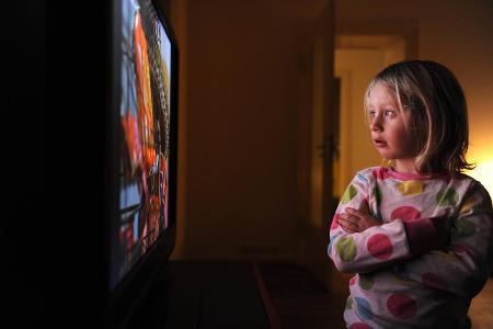 Fernsehen eckige Augen_imagebroker.jpg