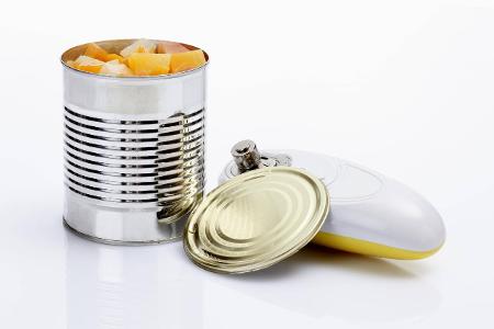 Geöffnete Konservendose mit Obst