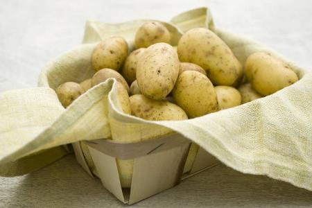 Schale voll roher Kartoffeln