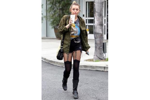 Splashnews.com zeigte ein Foto von Miley Cyrus, auf welchem sie sich eindeutig von ihrem süßen Teenie-Image befreit.