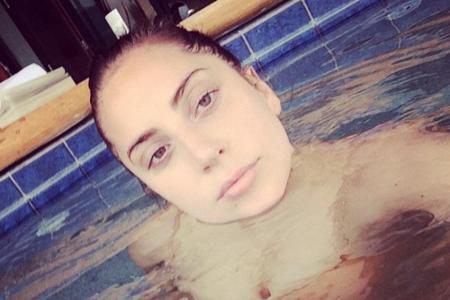 Lady Gaga ungeschminkt im Pool