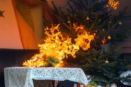 Brennender Weihnachtsbaum Marius Schwarz.jpg
