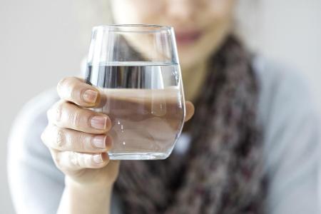 Das Gehirn besteht zu drei Vierteln aus Wasser. Darum ist es wichtig, täglich mindestens zwei bis drei Liter Wasser zu trink...