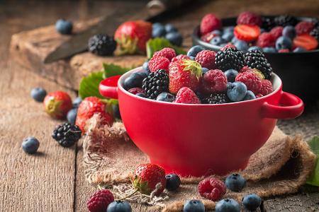 Rote Früchte können den Nervenzellen-Verlust verhindern und steigern dadurch auch die Denkfähigkeit und Leistung des Gehirns...