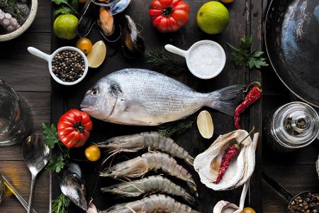 Fisch oder Meeresfrüchte enthalten Omega-3-Fettsäuren. Wer drei bis vier Mal die Woche Fisch isst, steigert damit seine Erin...