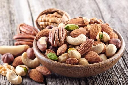 Eine Handvoll Nüsse pro Tag genügt, um die Denkfähigkeit zu verbessern. Nicht umsonst sind Walnüsse, Mandeln, Haselnüsse ode...