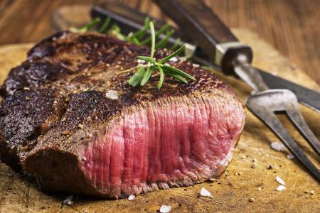 Fehlt dem Körper Eisen, so kann es unter anderem zu Konzentrationsstörungen kommen. Hier hilft es, ab und an rotes Fleisch w...