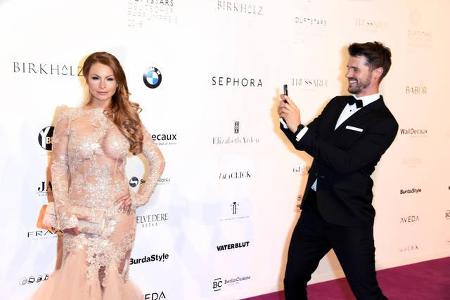 ...Schauspielerin Jana Julie Kilka dabei aber locker! Ihr Outfit war so umwerfend, dass ihr Lebensgefährte Thore Schölermann...