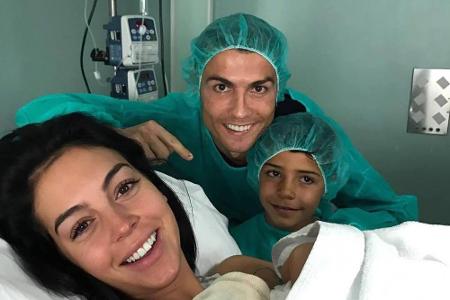 Zum vierten Mal wurde Fußballstar Cristiano Ronaldo (32) dieses Jahr Vater. Über das glückliche Foto aus dem Krankenhaus fre...