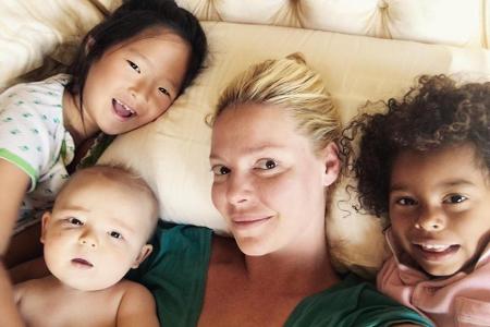 Katherine Heigl (39) genießt ihr Mutterglück in vollen Zügen. Auf dem Instagram-Schnappschuss könnte sie kaum glücklicher wi...