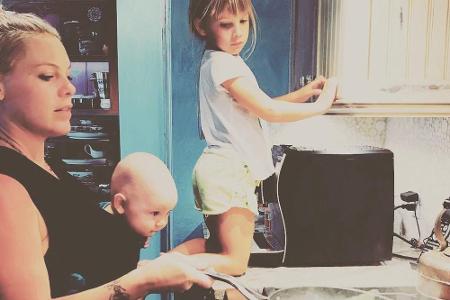 Einfach schön, Pink (38) als Vollblut-Mama in Action zu sehen. Auf Instagram zeigte die Sängerin, wie bei ihr die Zubereitun...