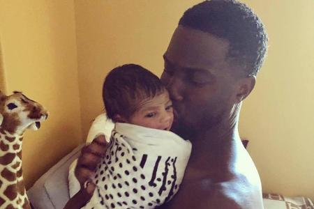 Hart, aber herzlich: Kevin Hart (38) schmuste mit seinem Neugeborenen. Das Bild mit dem etwas zerknirscht dreinblickenden Ke...