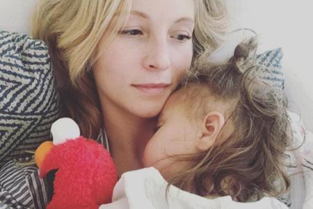 Mindestens genauso süß kuschelte Candice King (30) mit ihrer kleinen Tochter. 