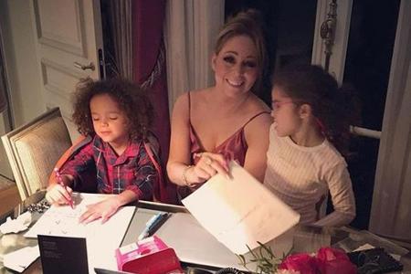 Dieser schöne Schnappschuss entstand bei Mariah Careys (47) Weihnachtsvorbereitungen. Mit ihren Kids, den sechsjährigen Zwil...