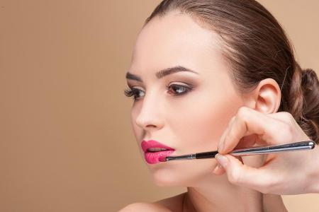 Schritt 4: Nun kommt das Wichtigste. Tragen Sie den Lippenstift sorgfältig mit Hilfe eines Pinsels auf. Dadurch lässt sich d...